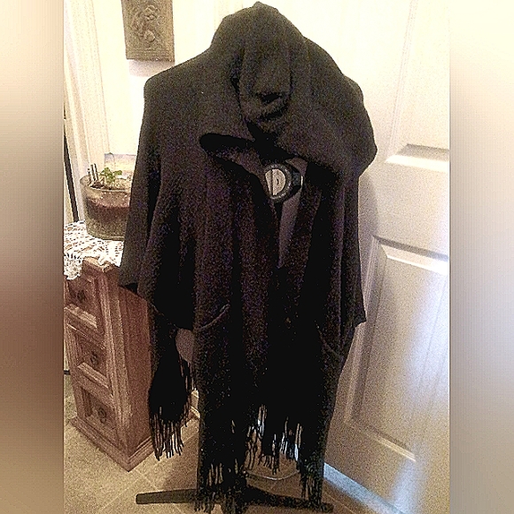 NWT Vince Camuto soft knitted topper #wrap / #shawl with hood and pockets - Picture 9 of 16